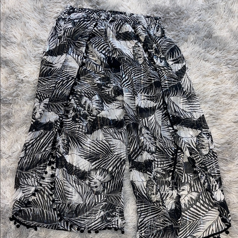 Woman Black and White Leaf Print Pants